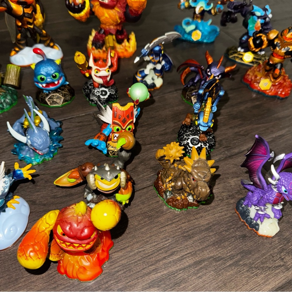 LOT OF SKYLANDERS Colorful Fantasy Creature Toy Set - Picture 5 of 8
